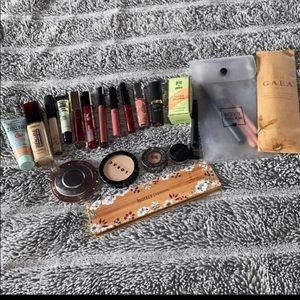 Makeup Bundle Set (needs to go ASAP send Best offers)